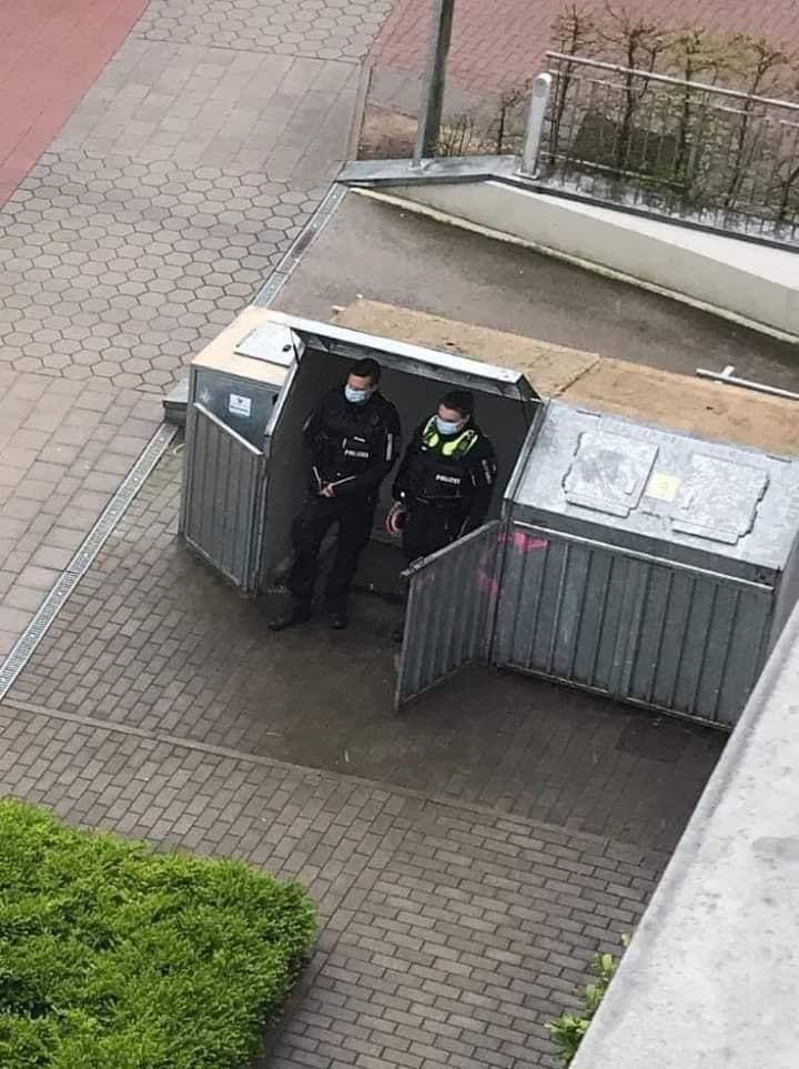 Die Polizei lauert im Müll