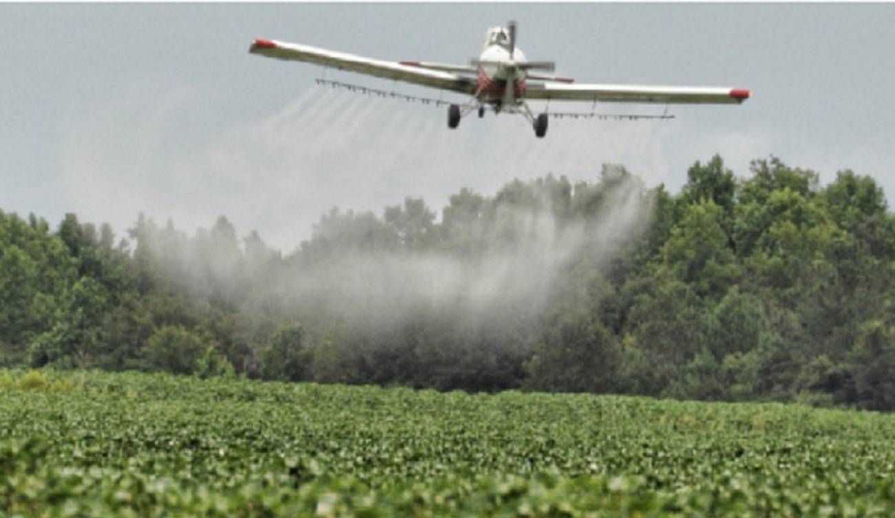 Обработка полей пестицидами. Обработка полей с самолета. Распыление пестицидов. Опыление полей пестицидами. Опыление полей ядохимикатами.
