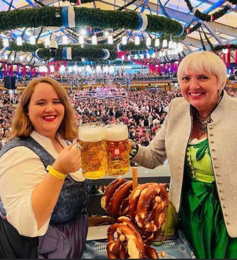 Prost Mahlzeit! Ricardo Lang und Claudia Roth betrinken sich auf dem Oktoberfest 2022 während Deutschland friert